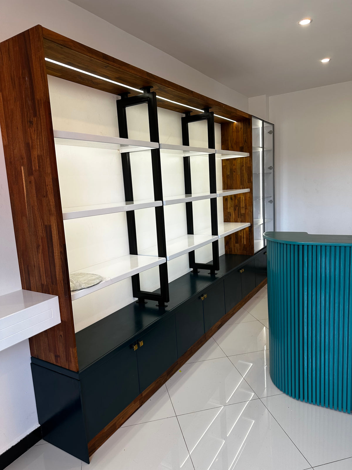 Re'ut & Co Cosmetic Retail Shop